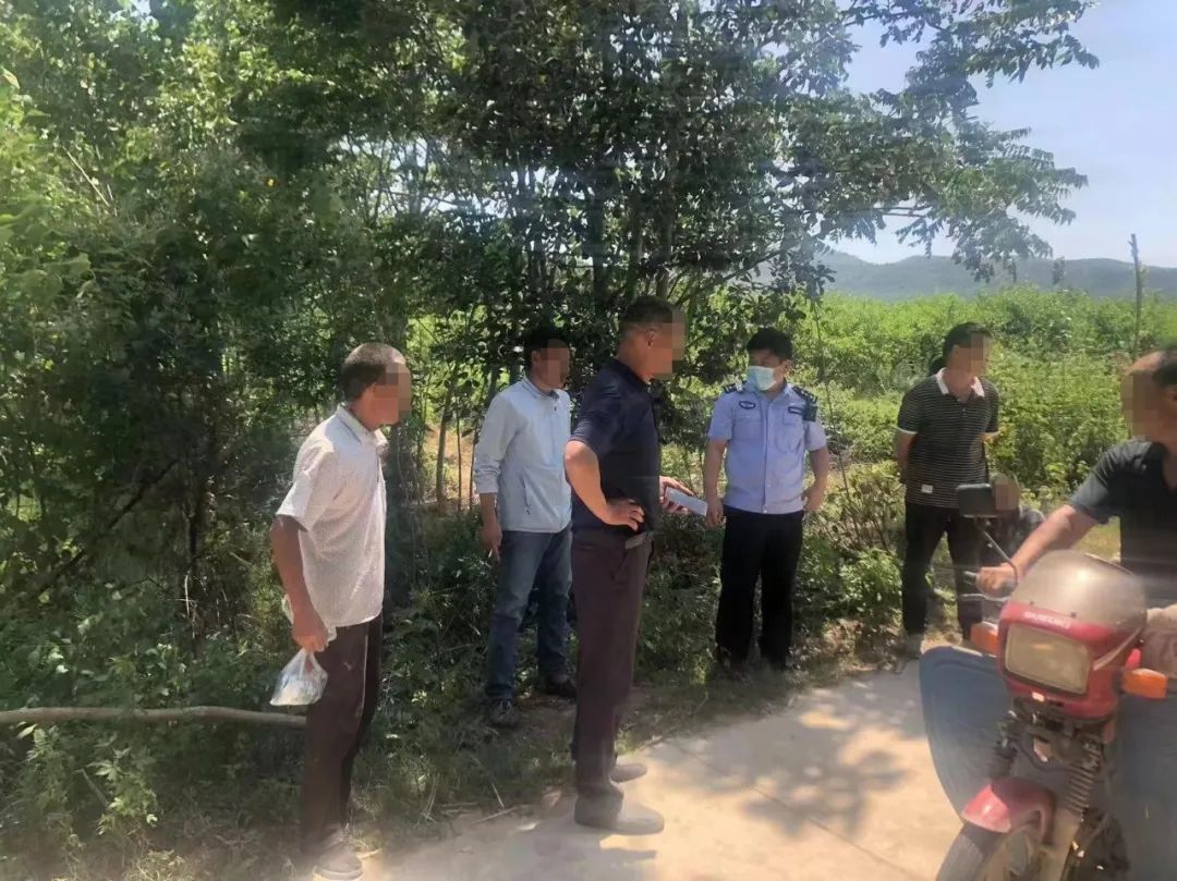 主动作为化解各类乡村民间矛盾纠纷,把"调解室"搬到田间地头和村民