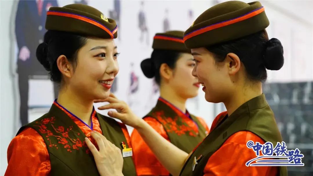 武汉客运段的"凤舞楚天"不仅包含了设计的龙凤"橙"祥新式制服中国铁路