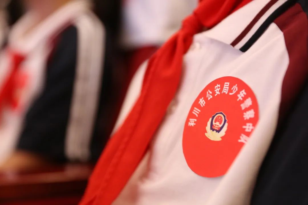 少警工程启动利川少年警队警校家护校队获授队旗