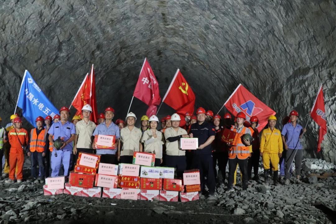 中国安能一局金沙江旭龙水电站导流洞工程实现双线贯通