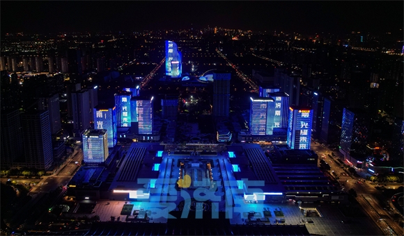 济南西站附近高楼上演“灯光秀”庆祝世界激光产业大会召开