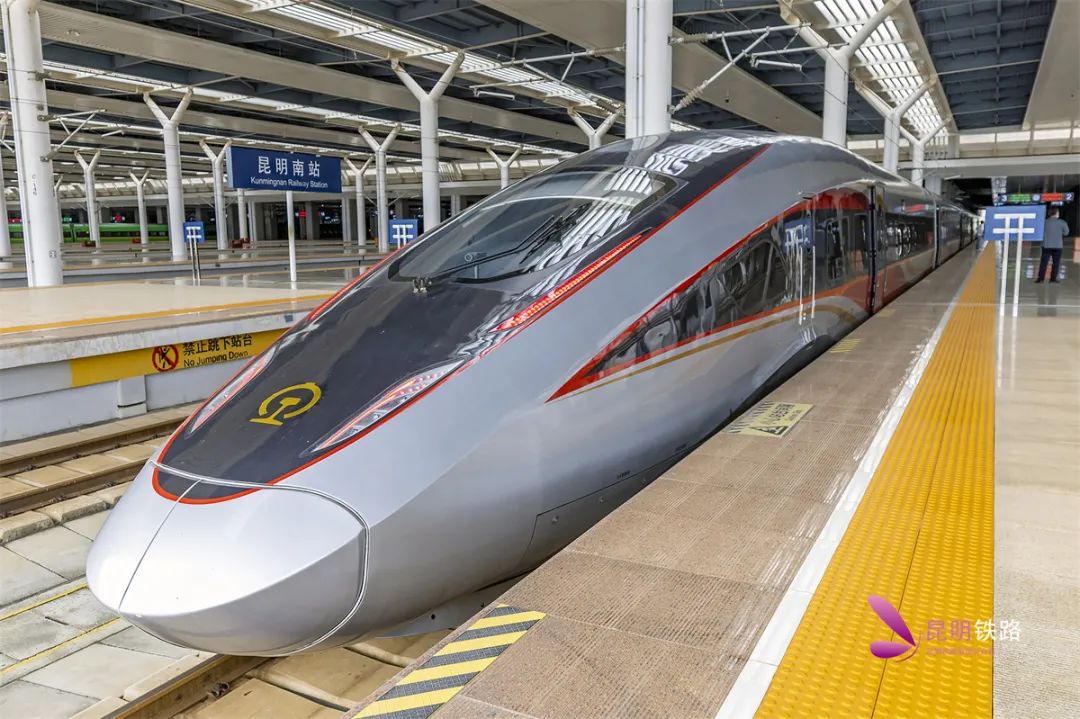 云南首次迎来的复兴号智能动车组原来是这一款