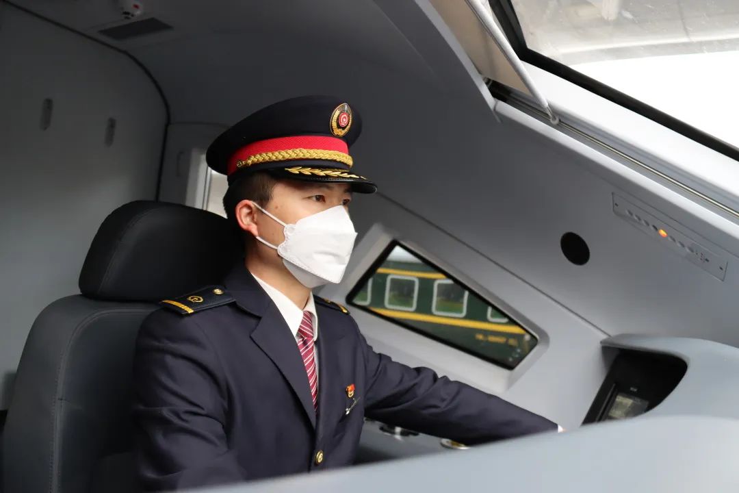 中老铁路动车司机男团