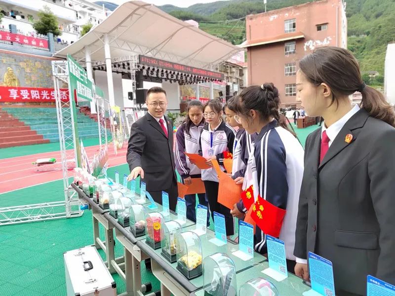 引导学生自觉抵制毒品,6月23日下午,喜德法院组织干警到喜德中学,开展