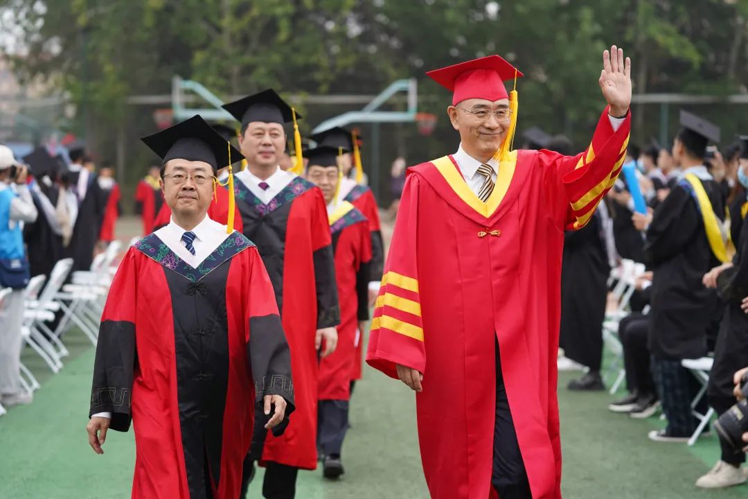 每个人都是他人追不及的风景坚定的背影向着黎明前进大学四年有人收获