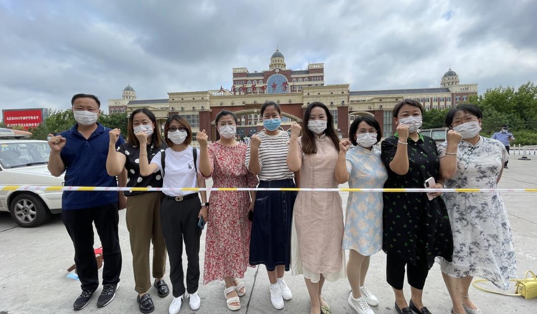8时36分大庆实验中学考点,十四中校长带毕业班老师送考.