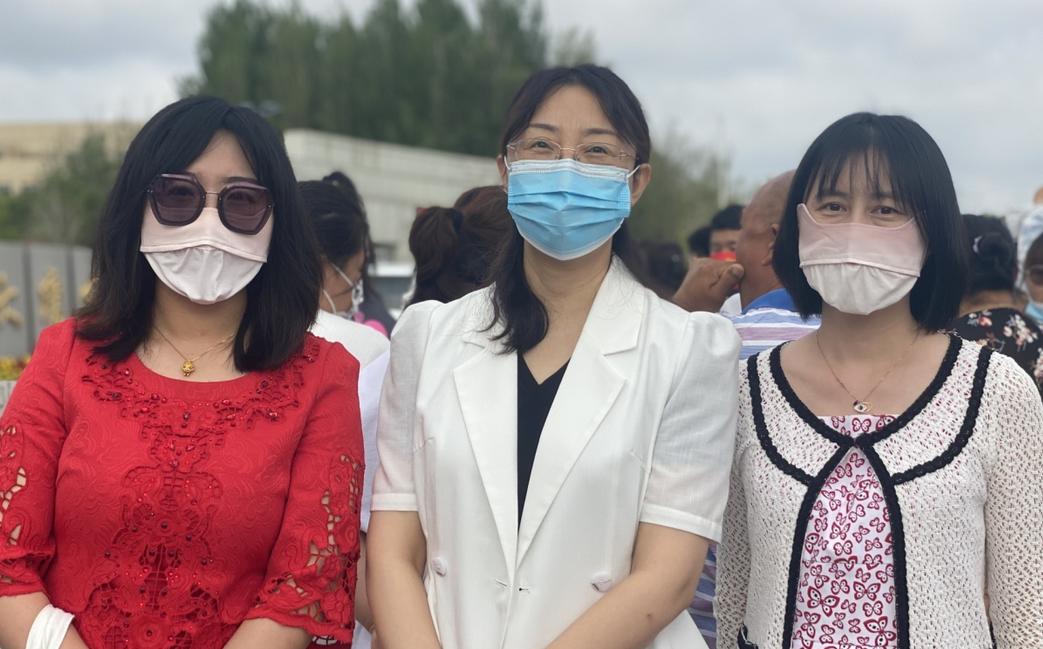8时36分大庆实验中学考点,十四中校长带毕业班老师送考.