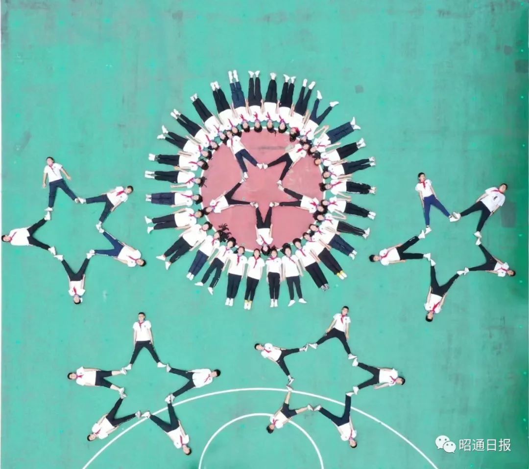 昭通一学校创意航拍毕业照!这个必须赞!_澎湃号·媒体_澎湃新闻-the p