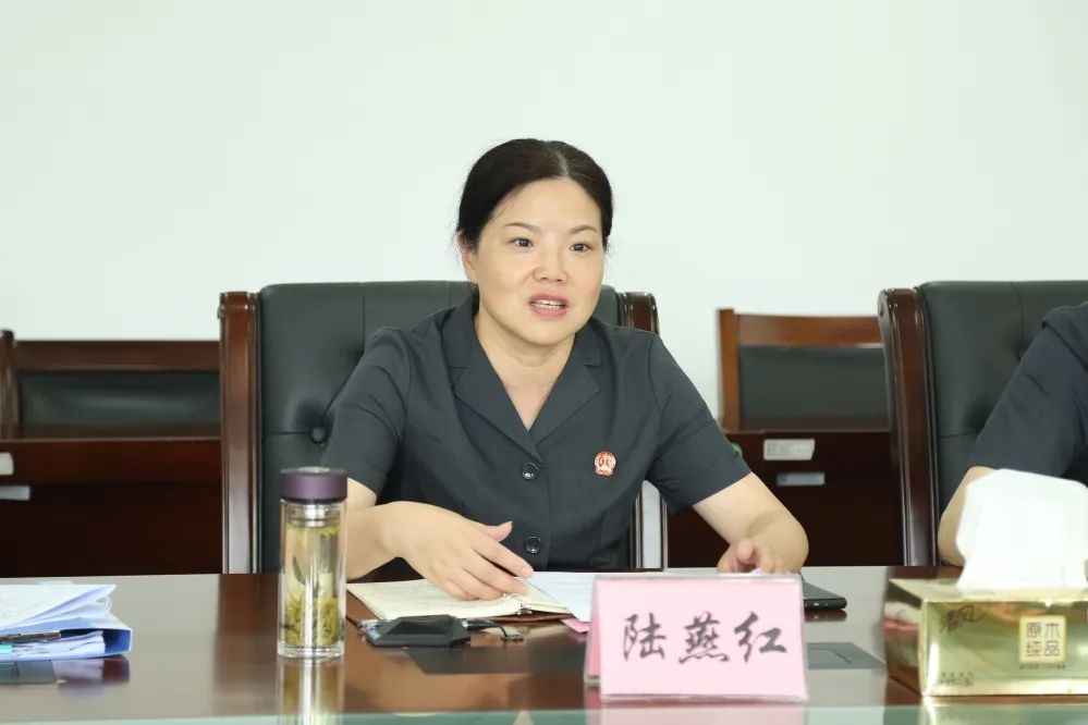 陆燕红院长向唐仁君等三名特邀调解员颁发了聘书并提出希望,要双轮