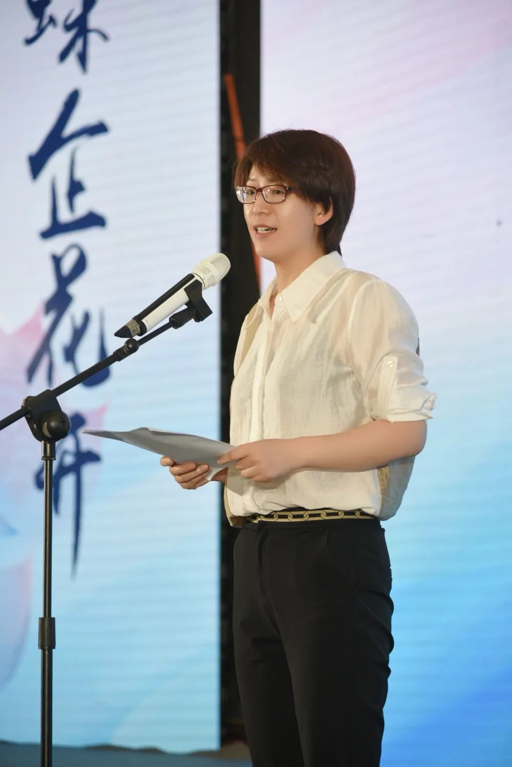 三门县委副书记,政法委书记姜华代表县委,县政府对我县女企业家积极