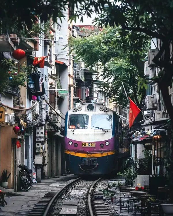 中车革新号高质量出口成为越南铁路动脉主力军