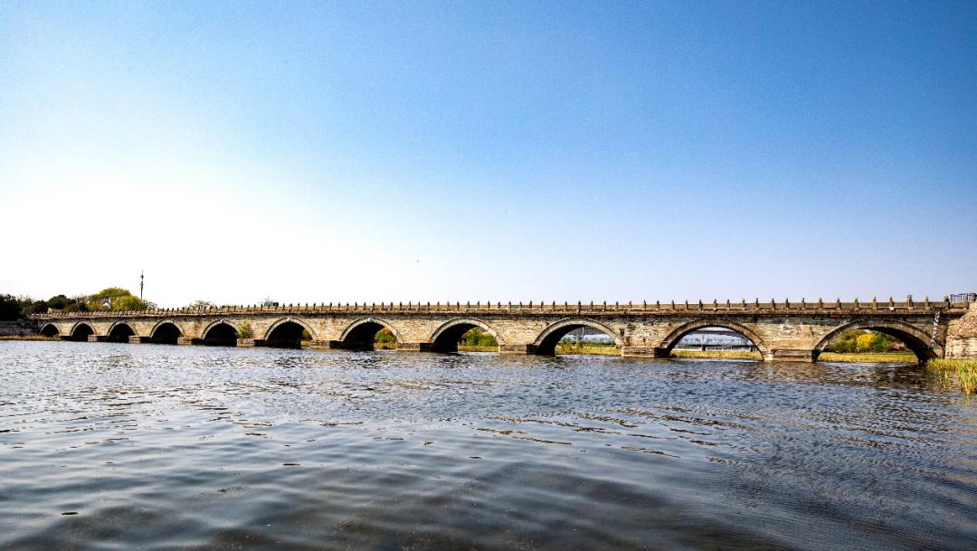 亦作"芦沟桥""永定桥",因横跨卢沟河(今永定河)而得名,是北京市境内
