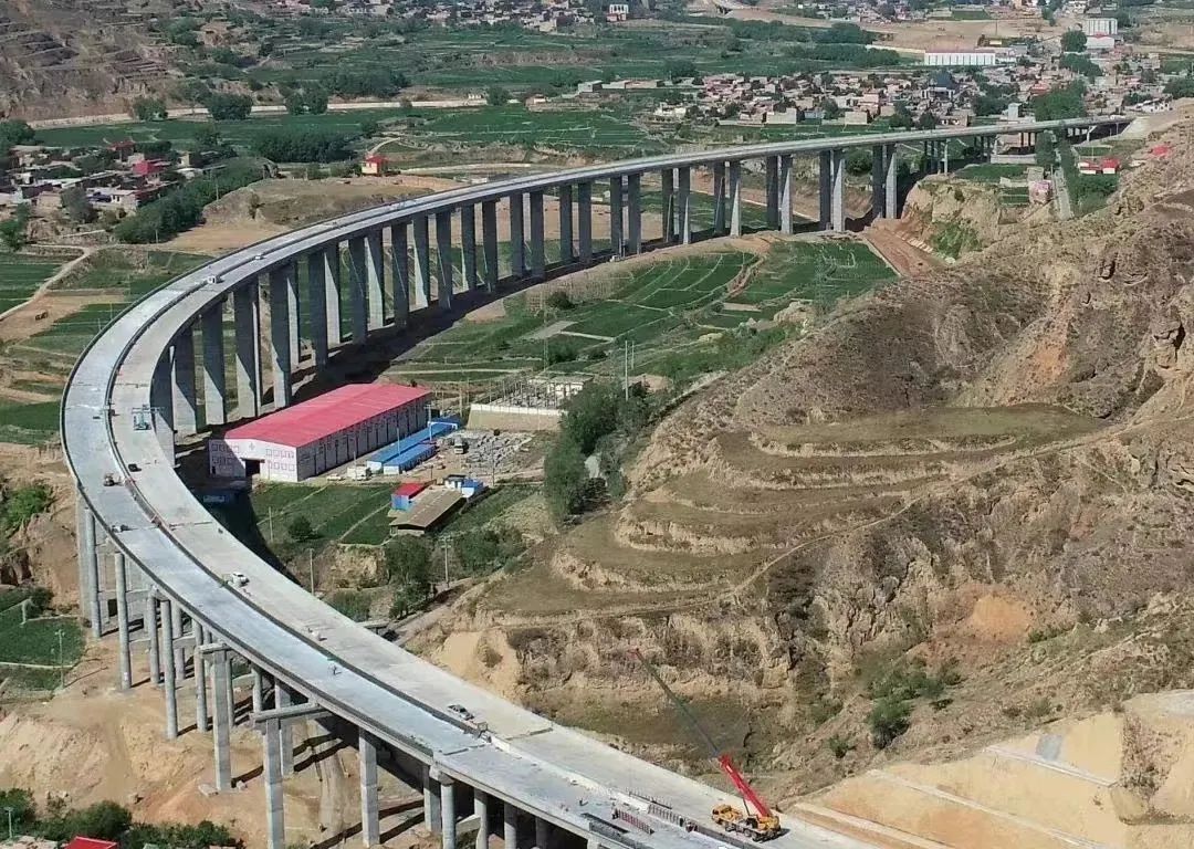 近日,中交一航局承建的甘肃临洮(安家咀)至临夏公路al3合同段主体结构