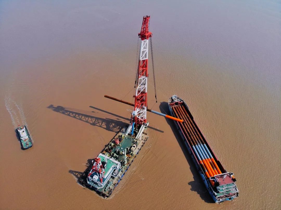 打桩作业"铁建桩01"是拥有108米桩架且兼具起重功能的超大型打桩船,是