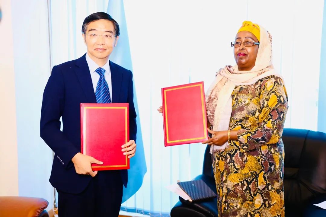 费胜潮大使与索人道主义部长迪里耶就中方向索方提供抗旱紧急粮援签署