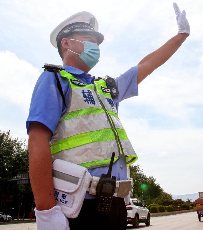 【顶高温 战酷暑】临汾公安交警秉持职业的执着,高温烈日下  坚守保