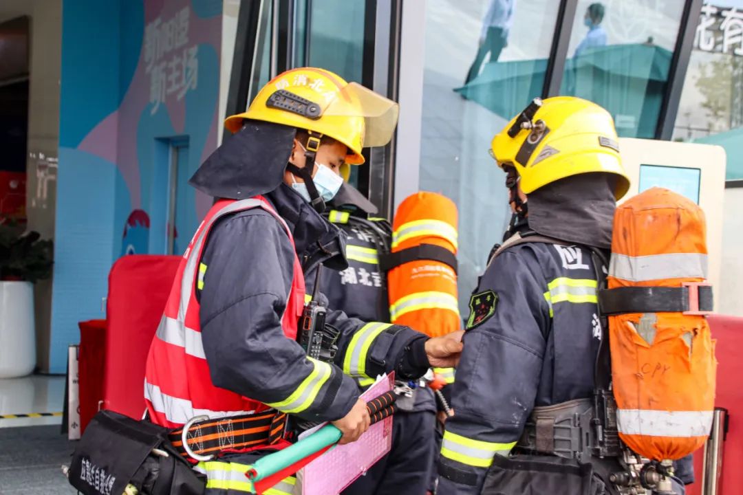 武汉消防开展大型商业综合体灭火救援实战演练