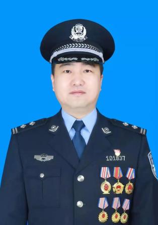 苏玉平,中共党员,现任内蒙古自治区鄂尔多斯市公安局禁毒支队政委.