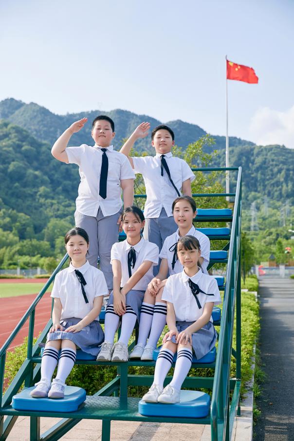 萌娃也毕业建德一波花式毕业照来袭网友当年我可能拍了个假毕业照