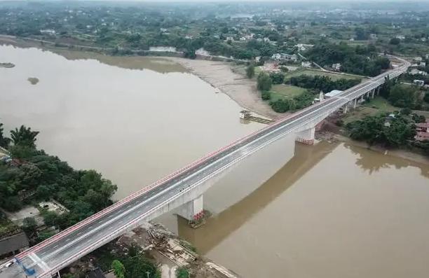 是富顺县继红旗大桥,晨光大桥之后,富顺境内横跨沱江的第三座大桥