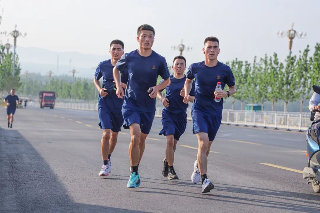 直播间的网友第一视角感受火焰蓝奔跑你没听错百名消防员奔跑马拉松?