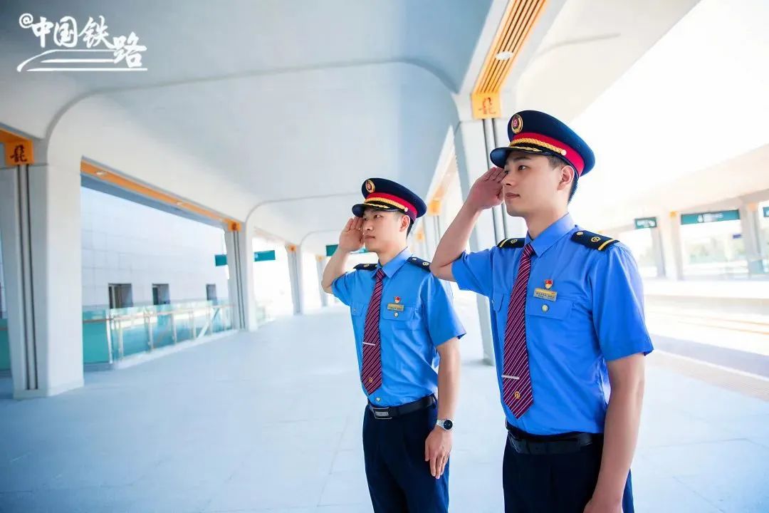蓝色短袖上衣搭配红色领带延续经典,沉稳的"铁路蓝"男乘务员的制服