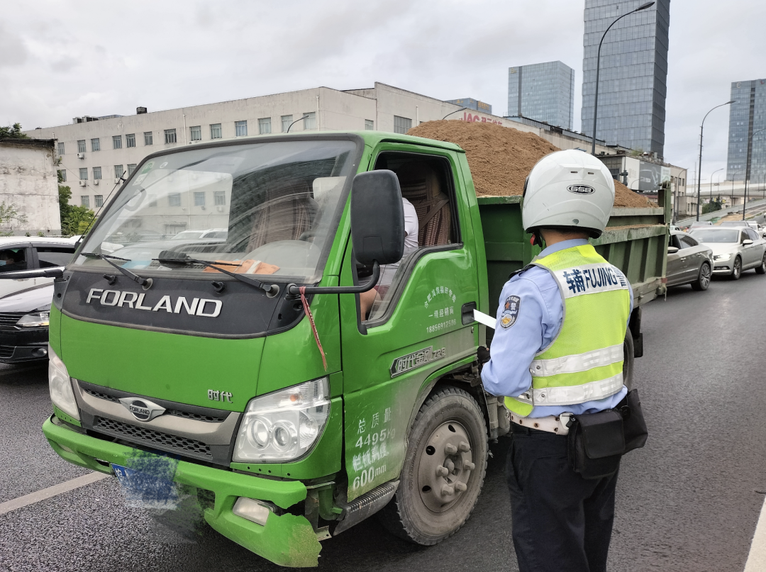 货车拉着沙土开上高架被查