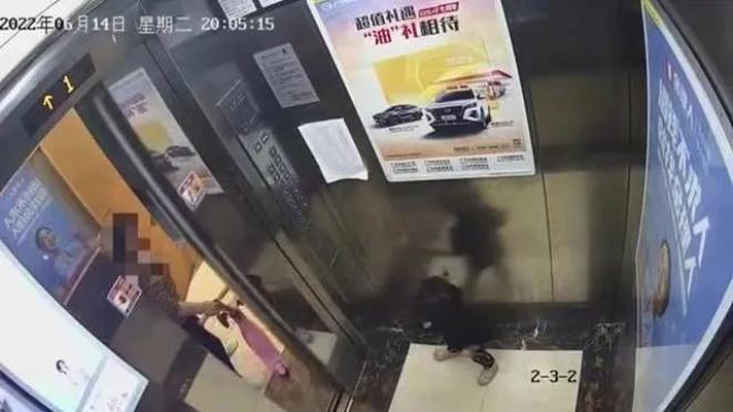 2岁女童被保姆遗留电梯后从8楼坠亡！监控记录揪心一幕