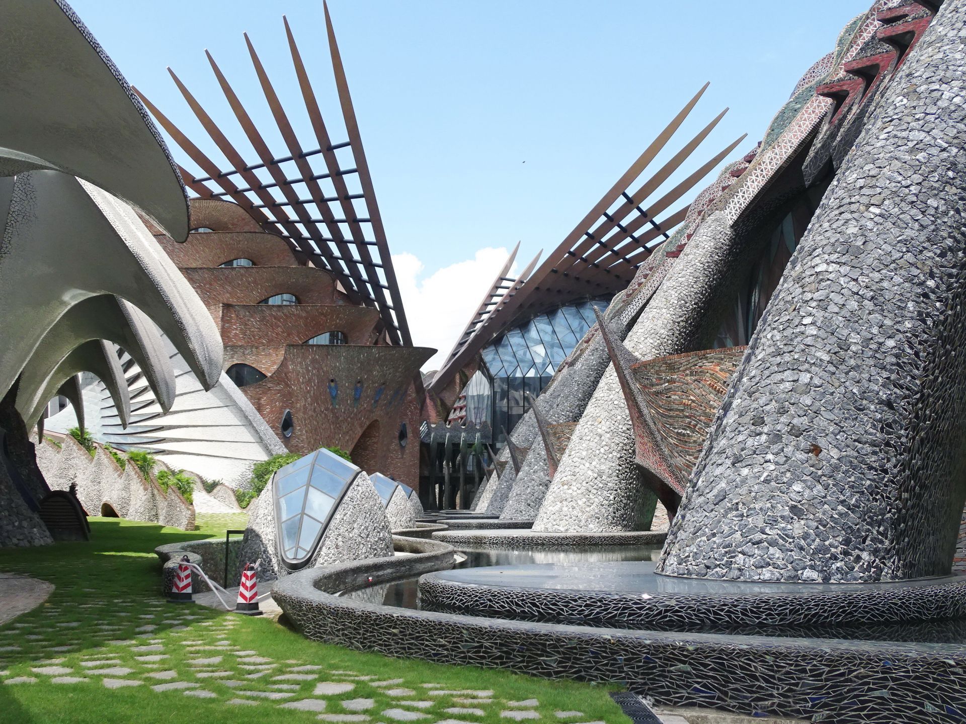 国内最大仿生艺术建筑!这个深圳新地标"扬州造"!