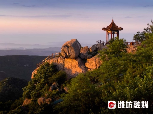 潍坊日报社潍坊融媒讯盛夏游览沂山,远观似一幅幅徐徐展开的泼墨山水