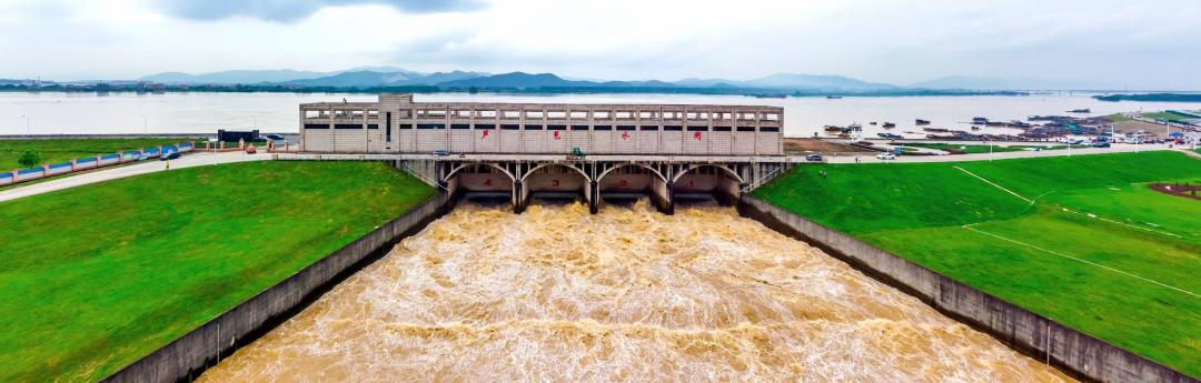 开闸分洪芦苞水闸,西南水闸近日6月22日凌晨,三水北江大堤上的守夜人