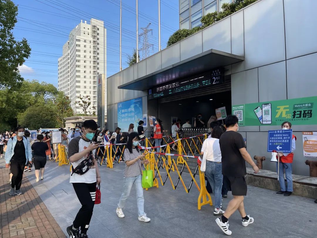 下午5点多,地铁9号线漕河泾开发区站即将迎来园区白领下班进站高峰.