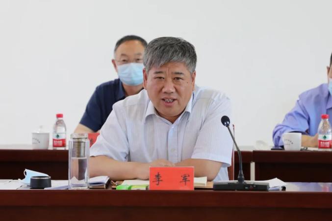 李军在汇报中分析了康保经济社会发展的优势和短版,从财税,产业,项目