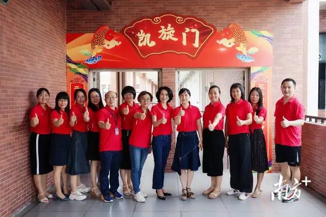 贴对联,挂粽子,摆甘蔗,派红包……三水区西南街道金本中学精心准备了