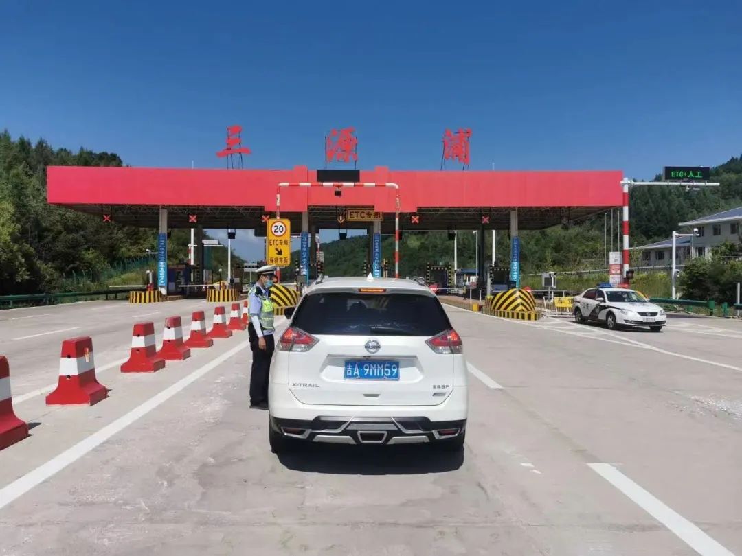 行动中,通化分局民警严格执法程序,规范执法行为,采取收费站口定点