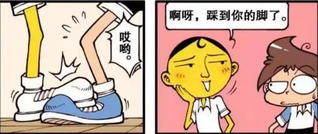 小黄鸡被三只脚踩的图图片