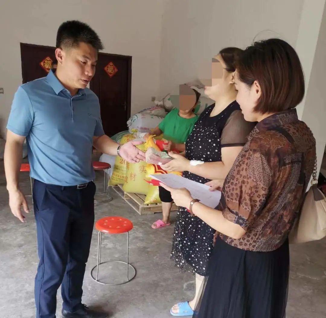 6月19日,吴家镇东吴社区巾帼志愿者发放企