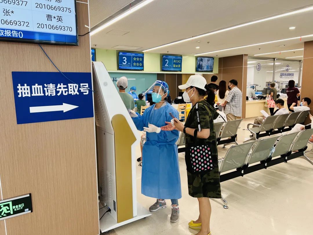 上午8:00刚过,重新开诊首日的上海市第四人民医院就迎来就诊高峰.