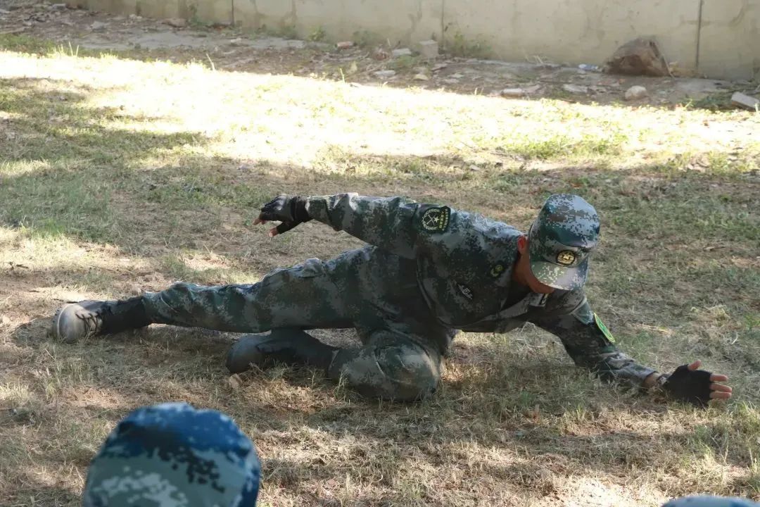 军体拳,格斗术一招一式展现战士风采端枪,瞄准,匍匐前进体验军队训练