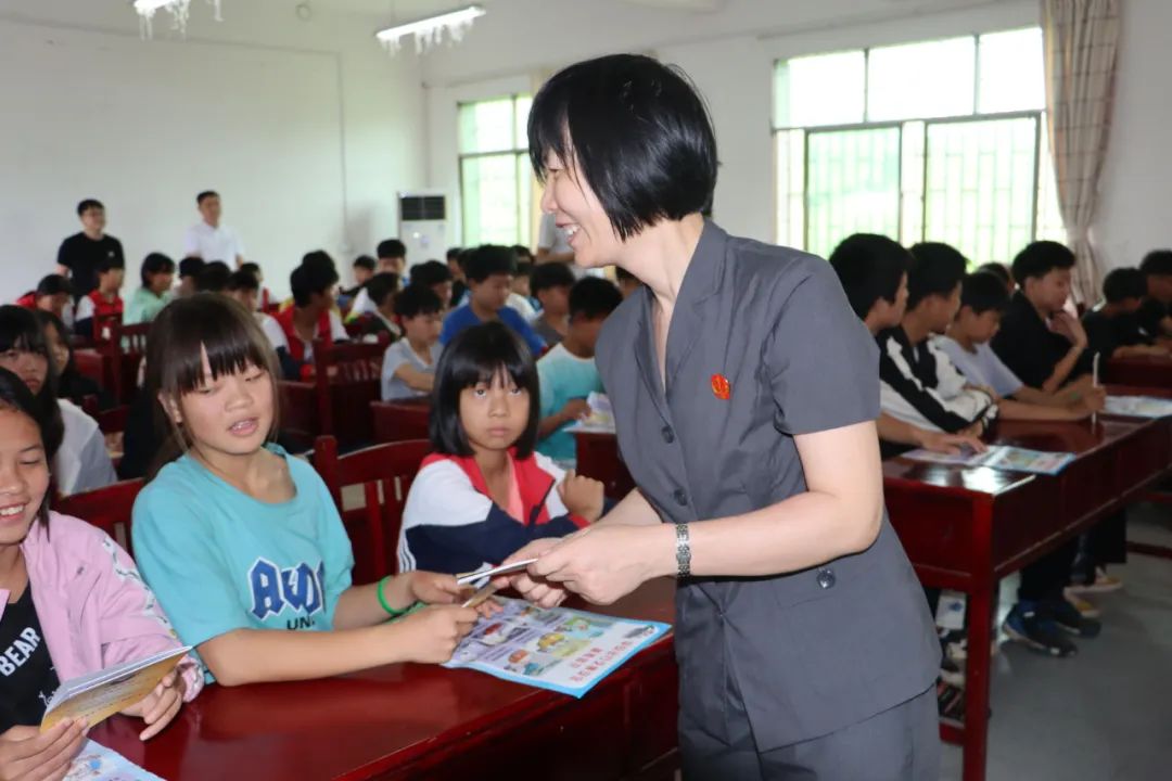 在桂阳县东风学校,青年法官马立芳用通俗易懂,简单实用的法律知识,并