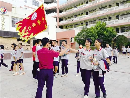 江门紫茶中学学生图片