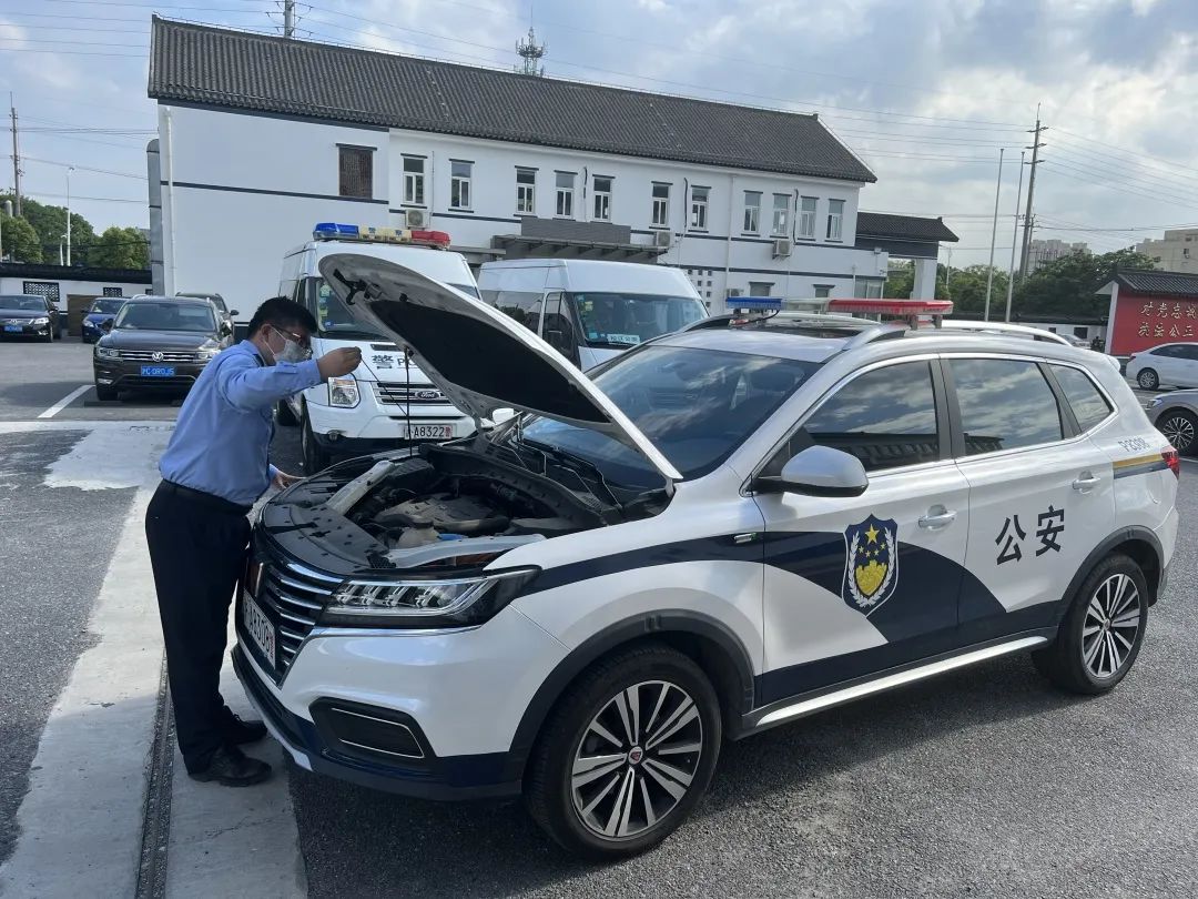 车墩派出所勤务辅警何鑫协助检查警车状况原标题:《【党旗照我去