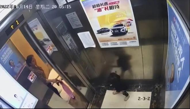杭州2岁女童坠亡案细节：窗台高度不到半米，电梯门仅开6秒