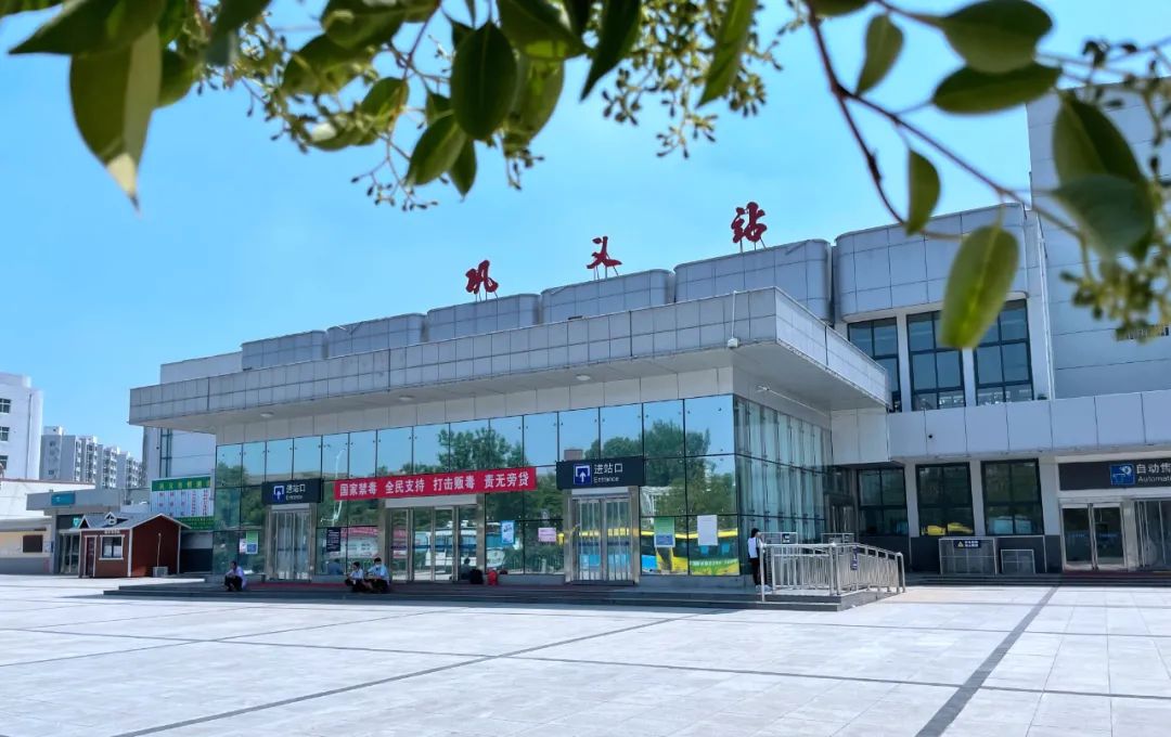 巩义车站新老站舍对比照片作为2004年来到洛阳车务段,在这里工作了18