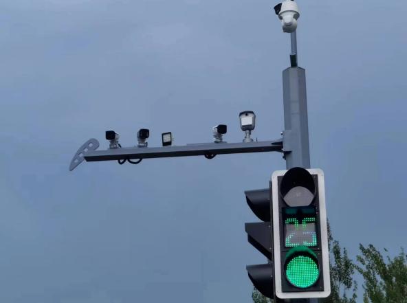 超聪明会查数智能信号灯亮相大庆街头