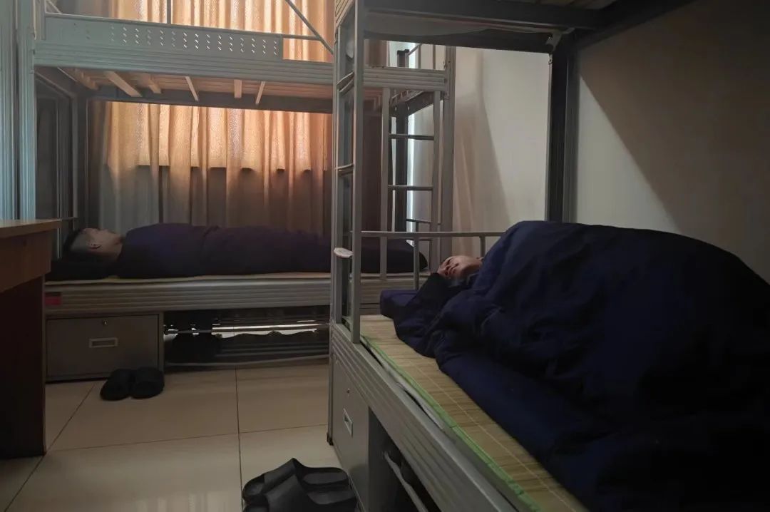 繁忙的上午操课完成到了我们中午"充电"的时间良好的午休,让我们精神