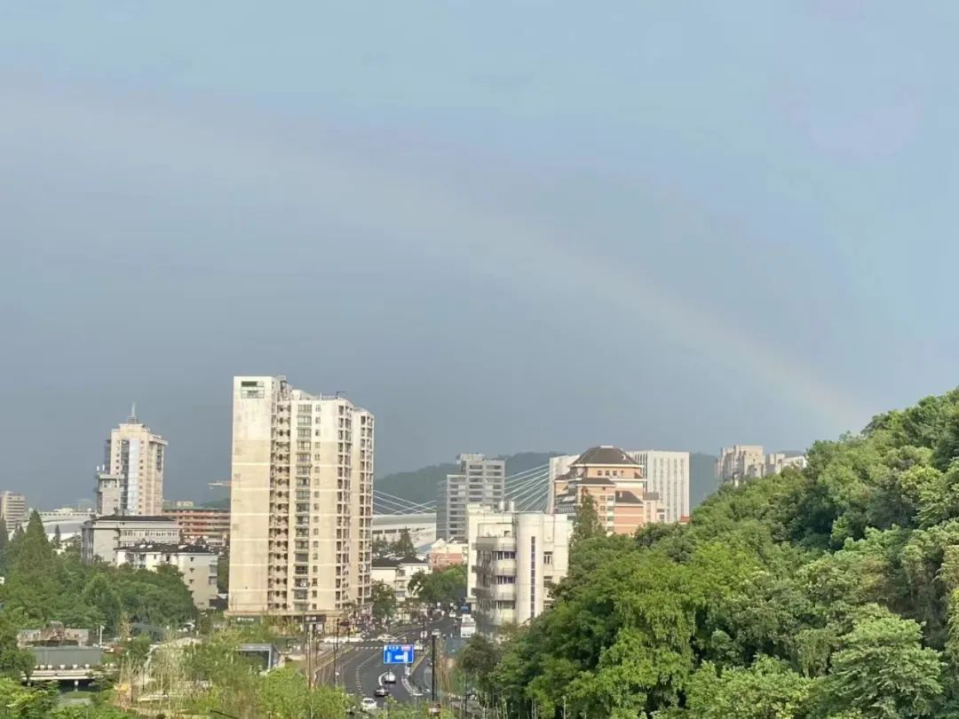 雨过天晴!刚刚,杭州西湖上空出现彩虹!
