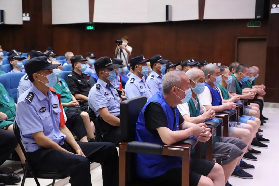 经审理查明,1994年以来,被告人曲景义利用其担任陕县大营镇温塘村村镇