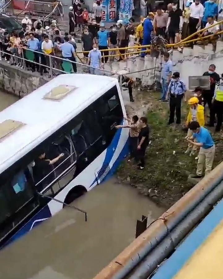 上海通报公交车坠河：驾驶员自感身体不适，提前让乘客下车