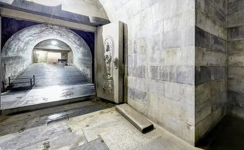 雍正泰陵地宫第二种说法认为雍正是被宫女勒死的.